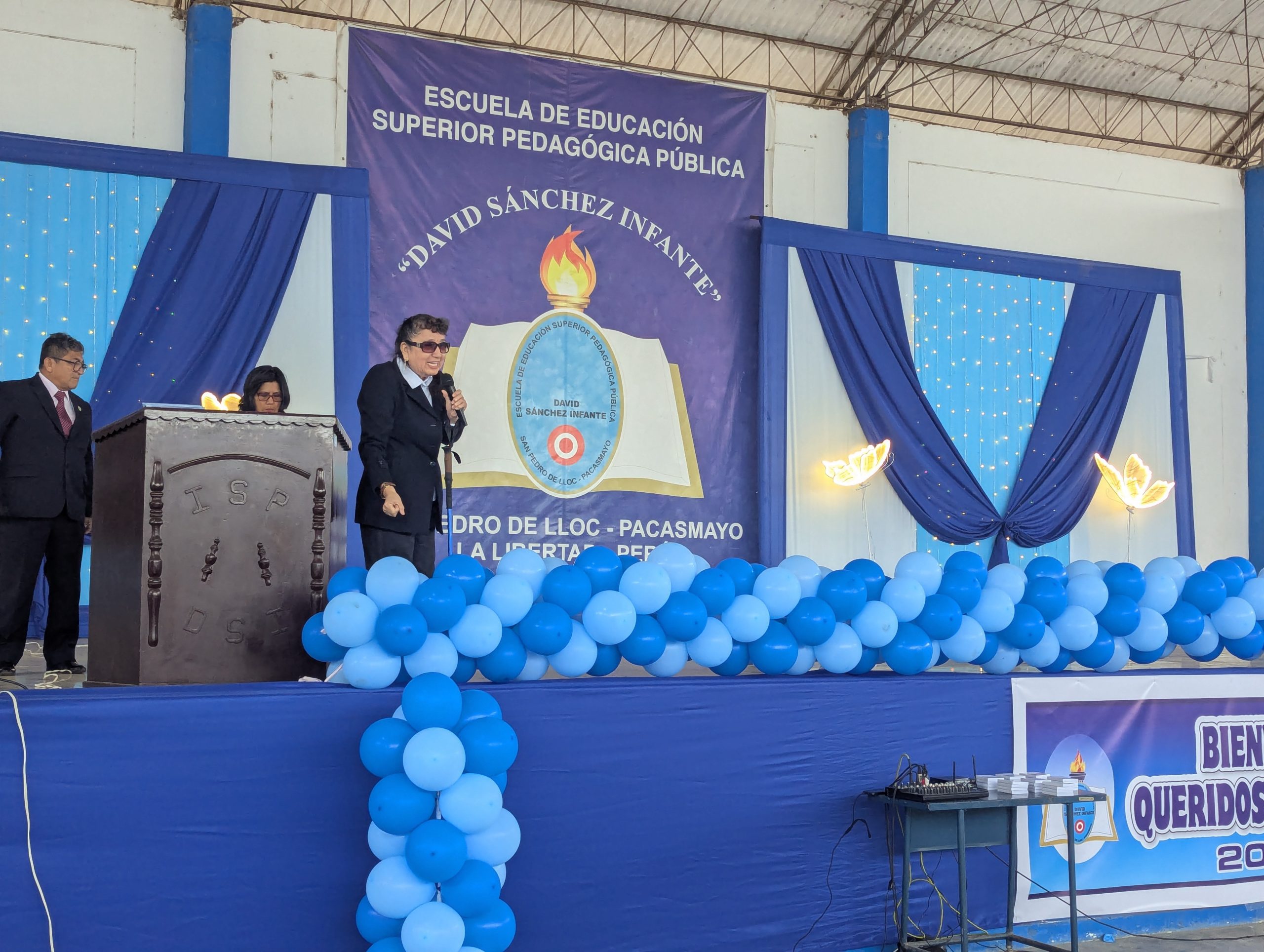 DRA. AURE ISOLINA TORRES VELASQUEZ, encargada de la Jefatura de la UNIDAD DE BIENESTAR Y EMPLEABILIDAD, dando las palabras de inicio a la ceremonia.