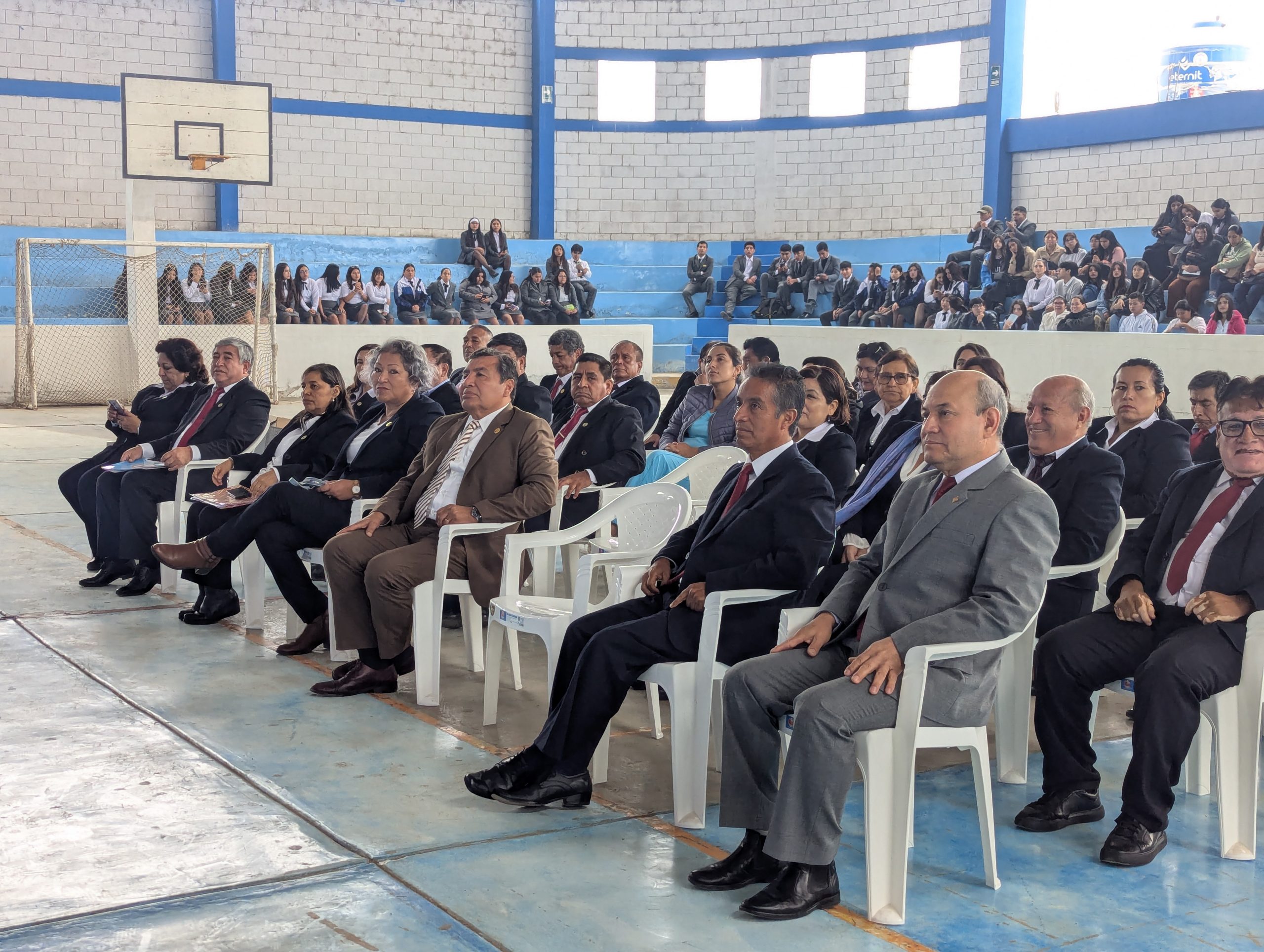 Personal docente y administrativo presente en la ceremonia