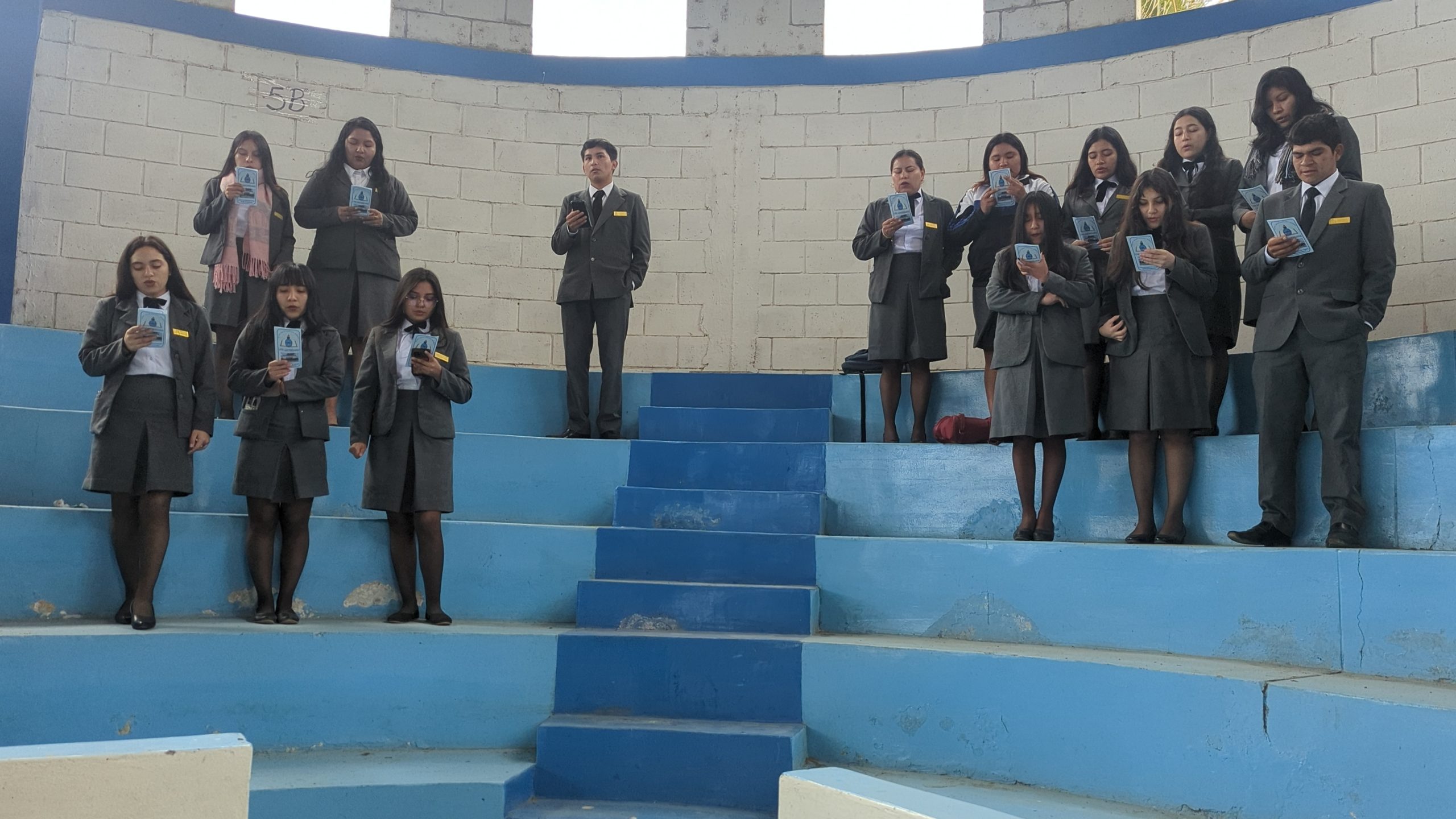 Estudiantes cantando el himno de la EESPP "DSI"