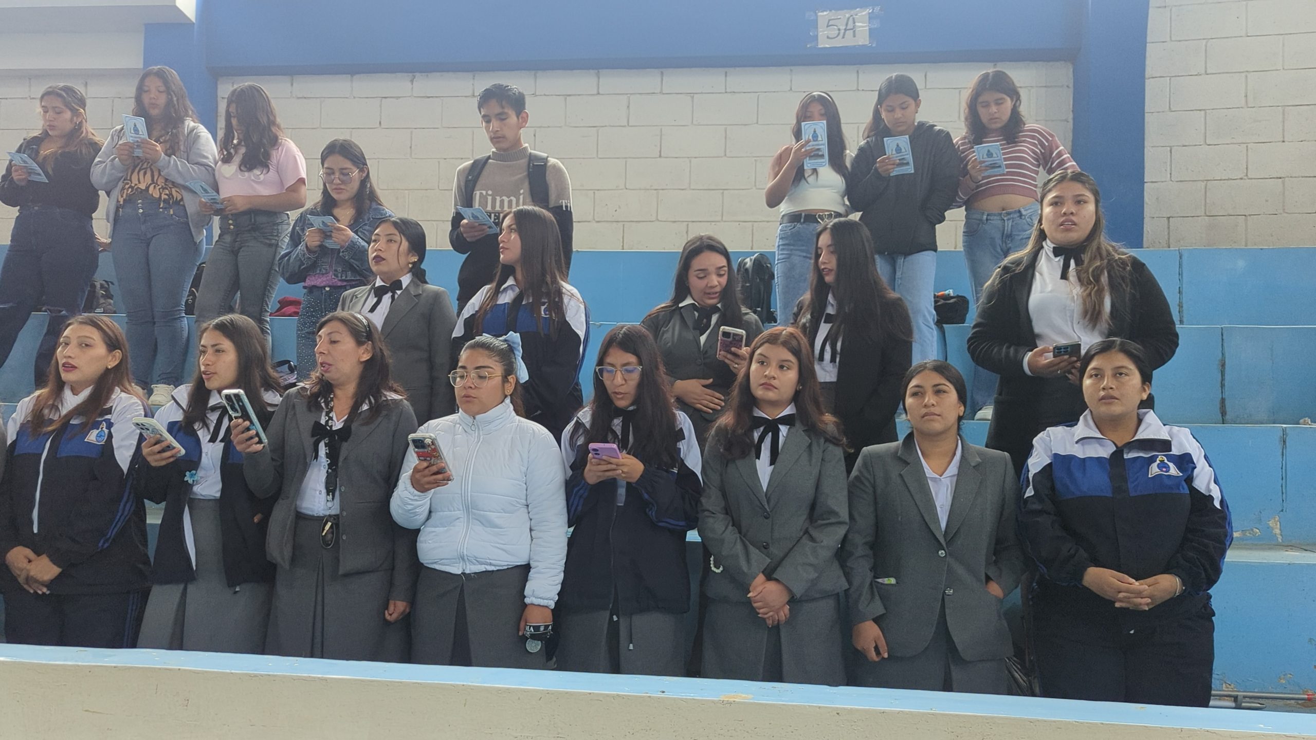 Estudiantes cantando el himno de la EESPP "DSI"