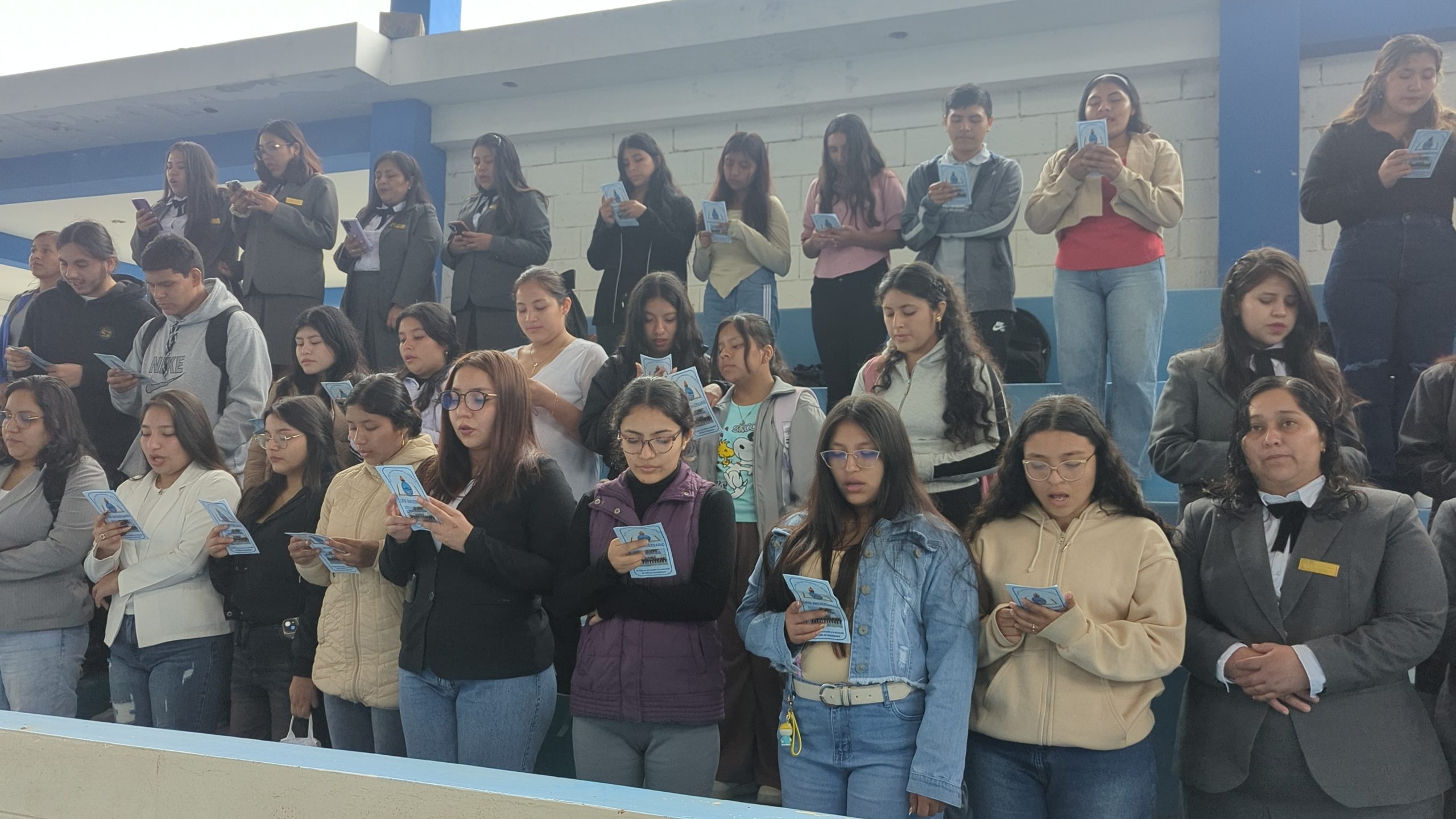 Estudiantes cantando el himno de la EESPP "DSI"