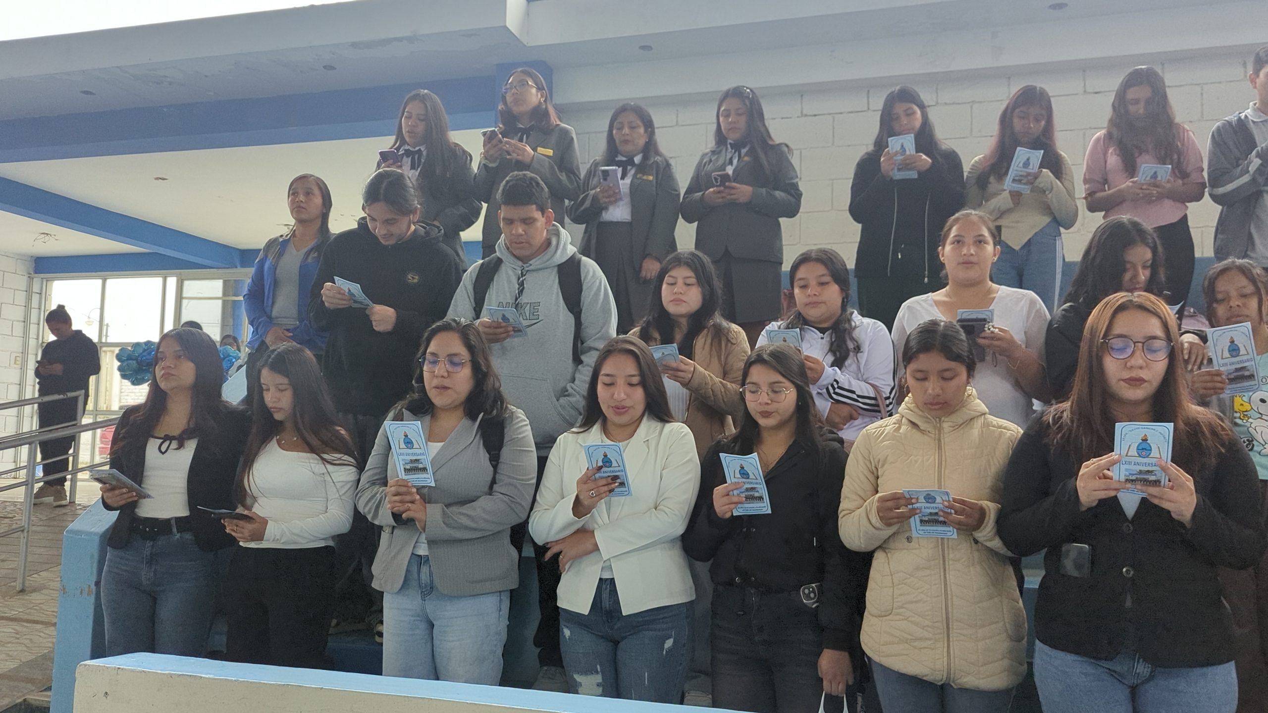 Estudiantes cantando el himno de la EESPP "DSI"