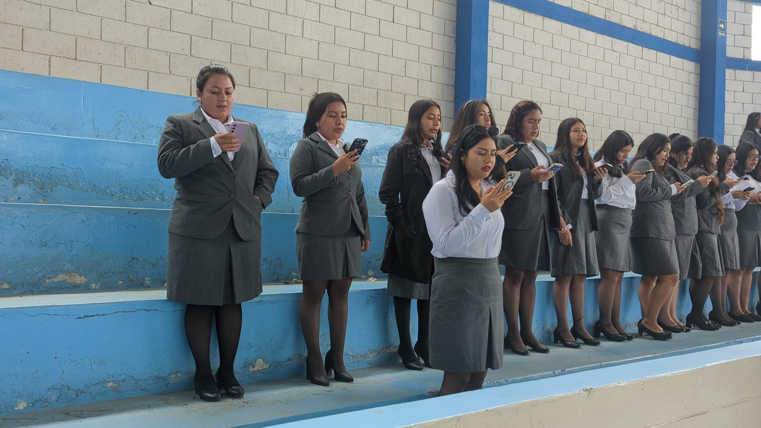 Estudiantes cantando el himno de la EESPP "DSI"