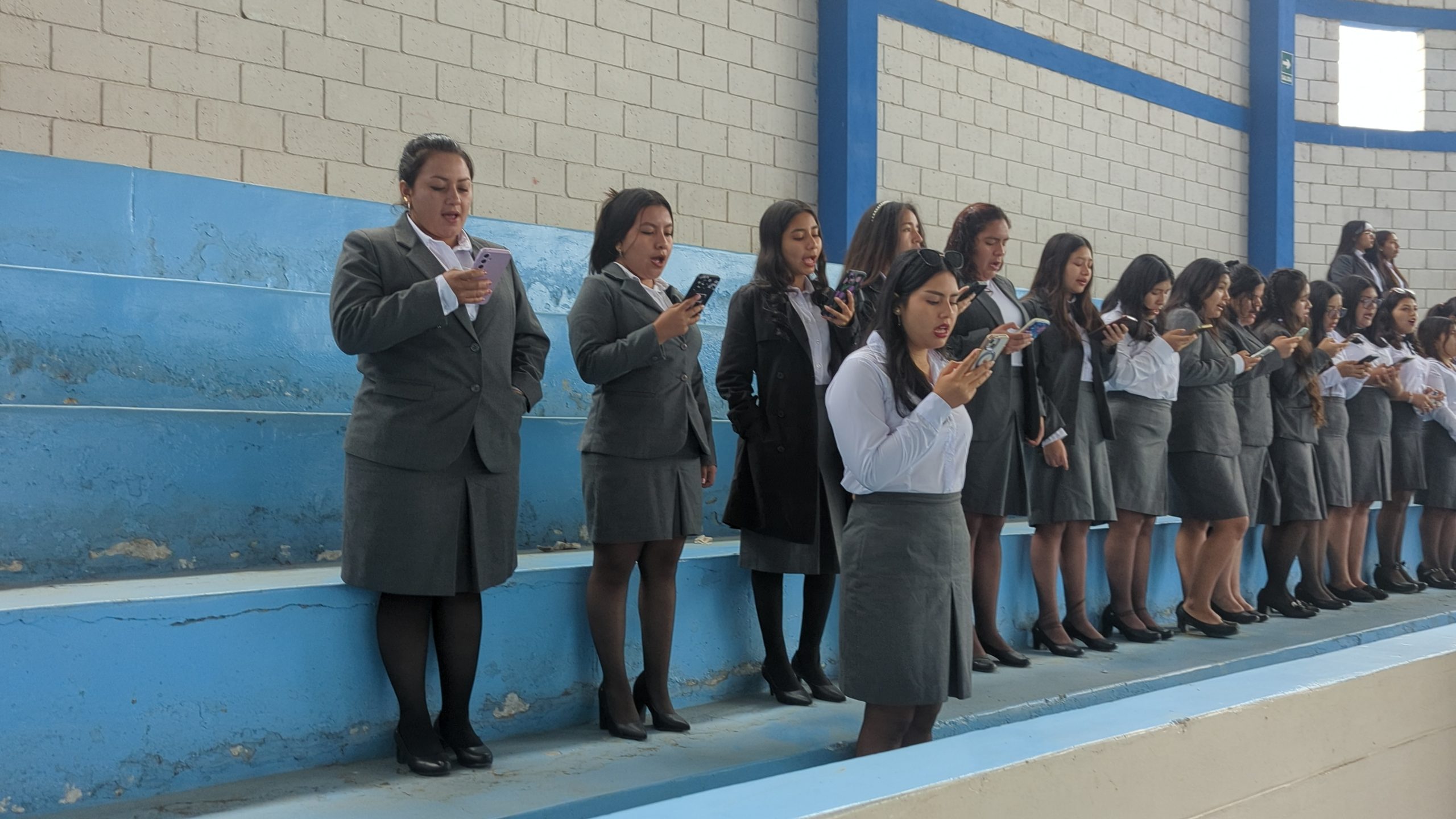 Estudiantes cantando el himno de la EESPP "DSI"