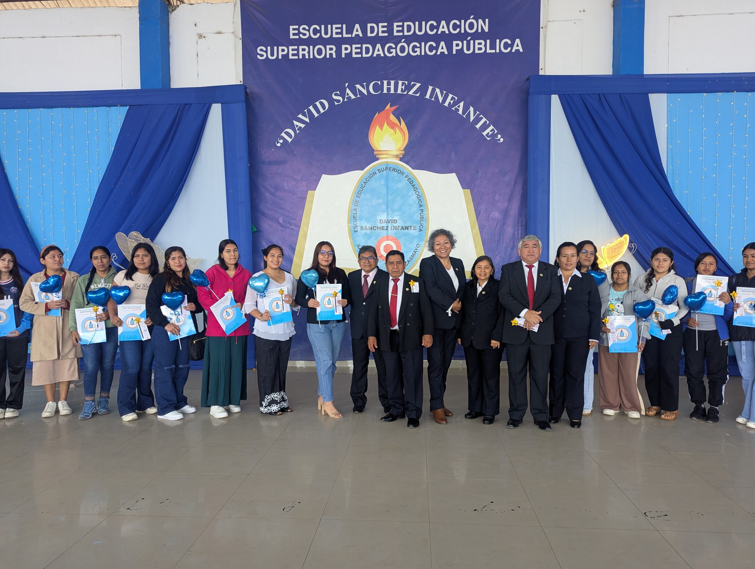 Los nuevos estudiantes junto a los docentes y directivos