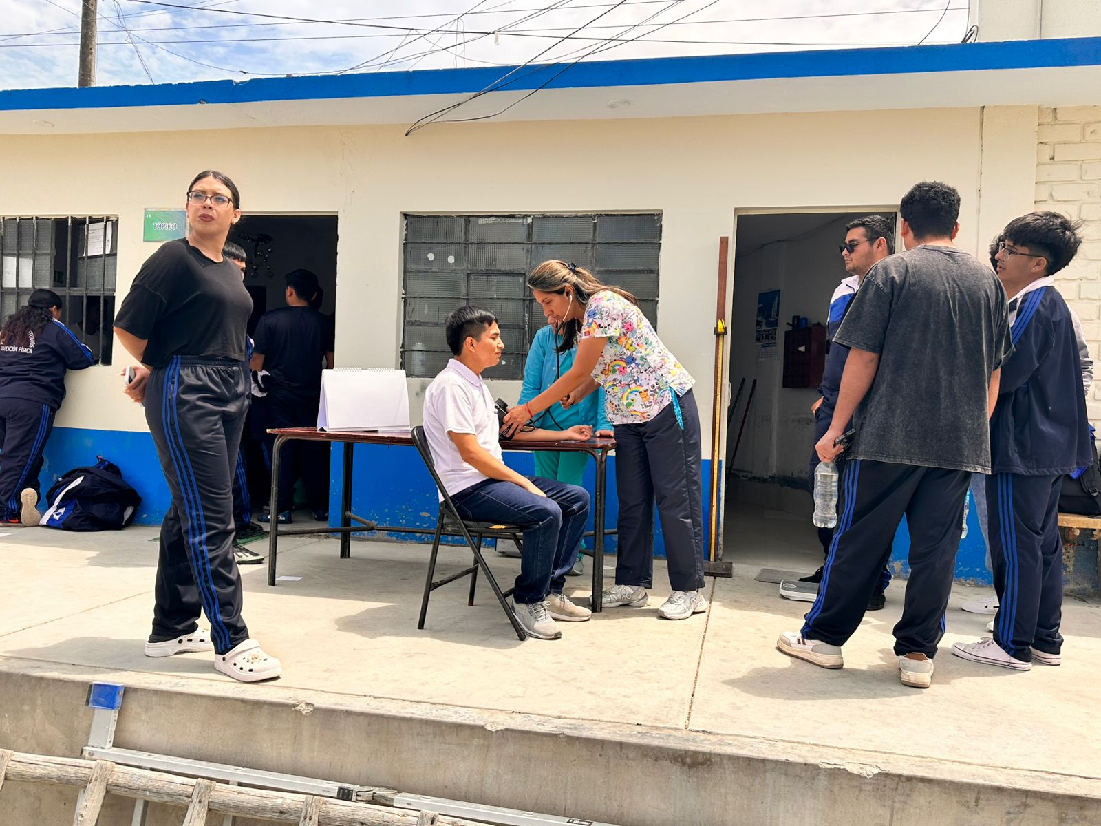Lic. en Enfermería Nancy Torres Zapata atendiendo a los estudiantes