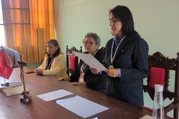 Dra. Alicia Nicolasa Esquivel Gonzales haciendo lectura de la resolución de la titulación
