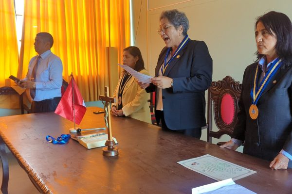 Dra. Yovana Ofelia Ordiales Vera (Directora de la EESPP "DSI")dando dirigiendo la ceremonia.