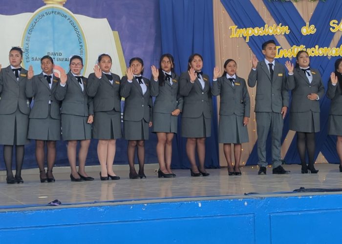 Estudiantes juramentando