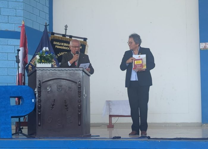 Ex director de la EESPP "DSI" entregando libros de obsequio para la escuela en manos de la actual directora, Dra. Yovana Ordiales Vera.
